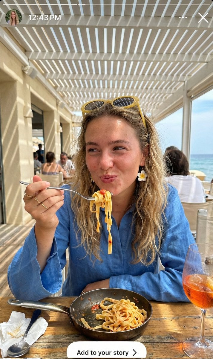 Ultra-Realistic Candid Instagram Story Photo of Woman Eating Pasta - AI 프롬프트