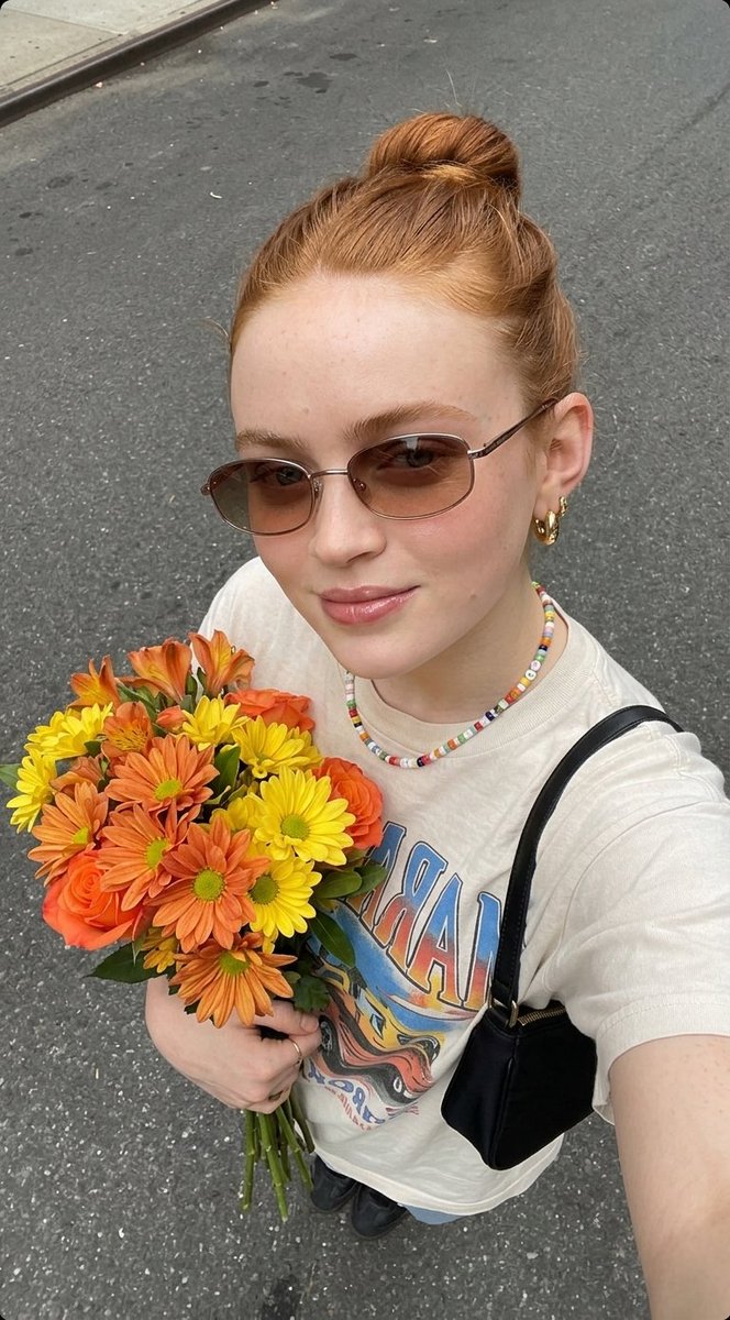 Preview image for Ultra-realistic Selfie Photo with Fresh Flowers prompt