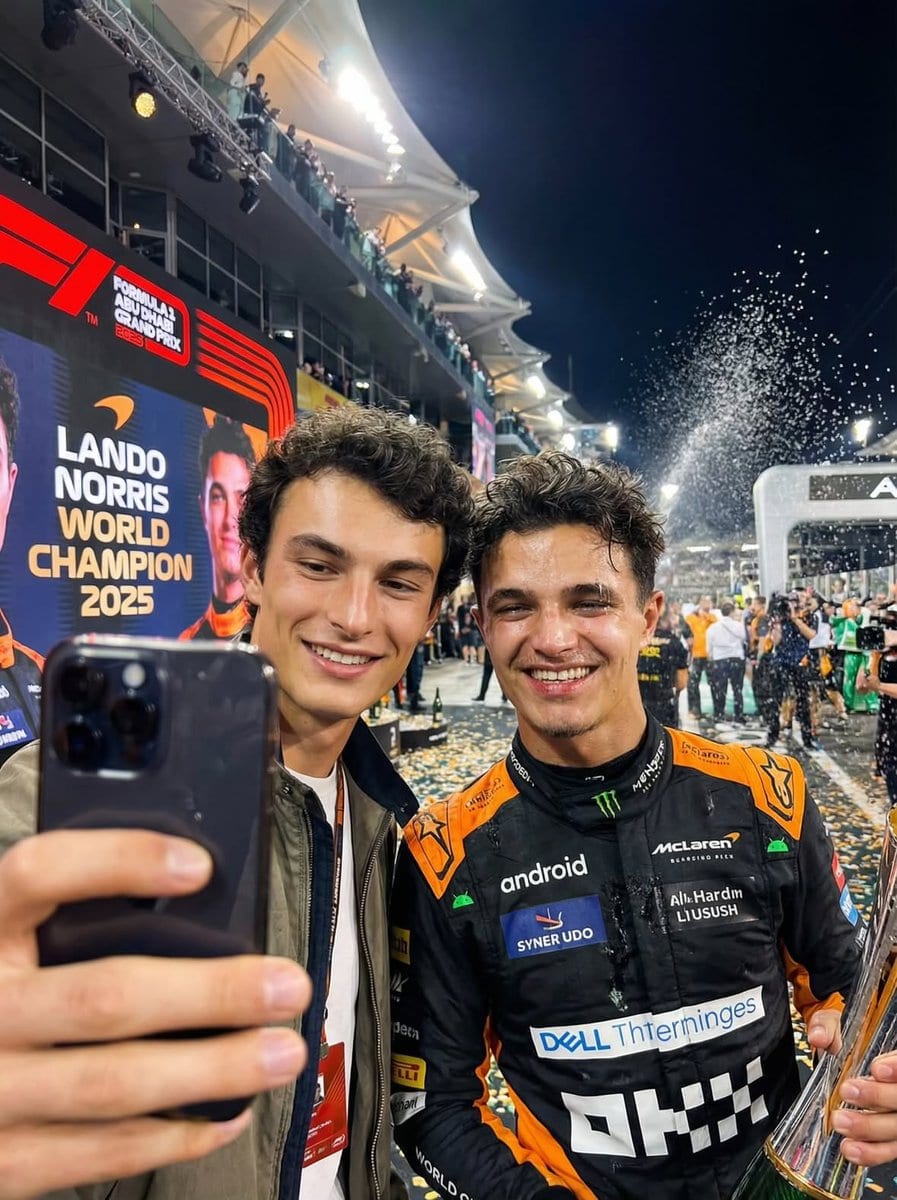 Ultra-realistic selfie with F1 champion Lando Norris - Промпт ИИ