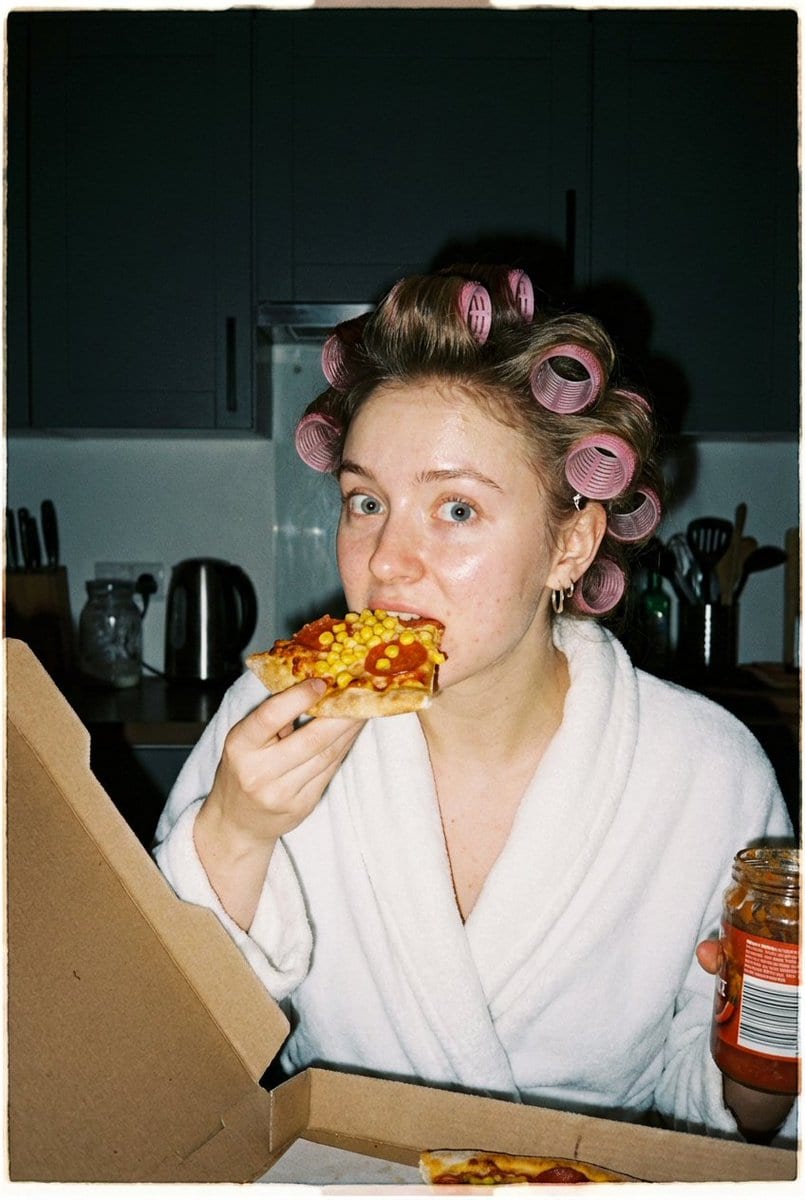 Ultra Photorealistic Candid Flash Portrait of a Woman Eating Pizza - Prompt IA
