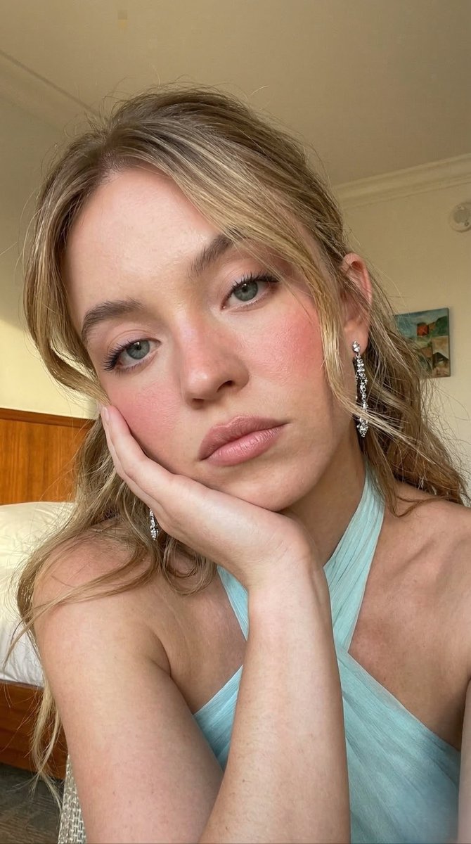 Ultra Photorealistic Selfie Prompt for Sydney Sweeney