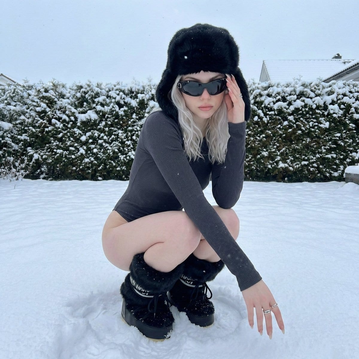 Winter Editorial Low-Angle Squat Pose Prompt (iPhone Style) - AI 프롬프트