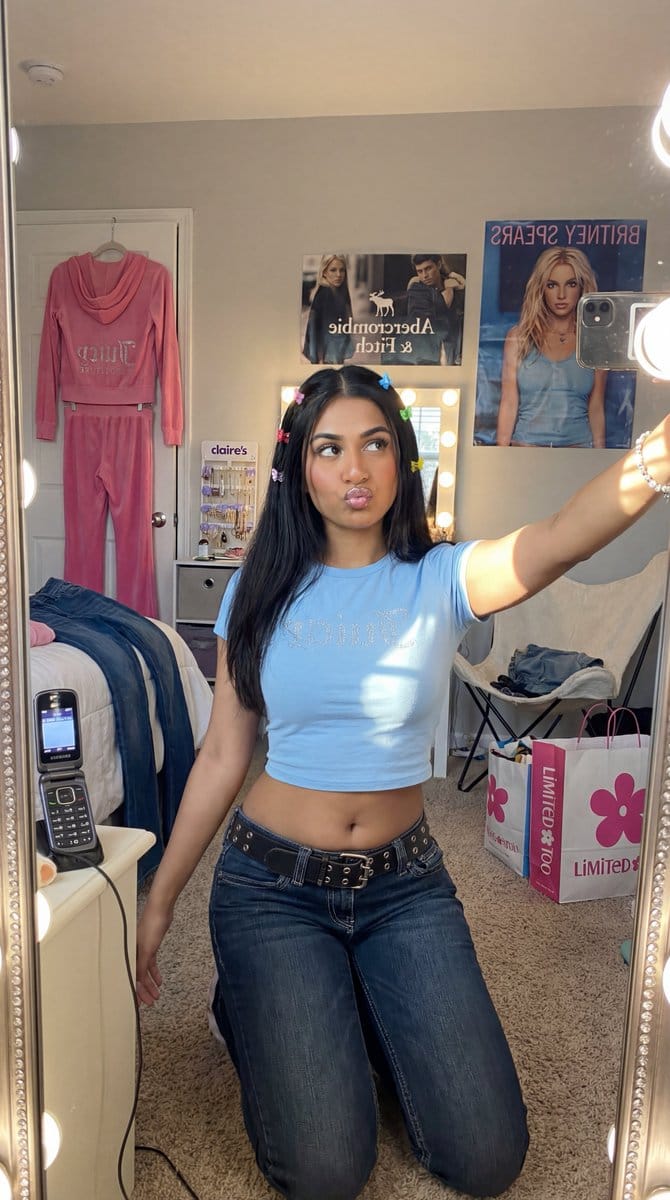 Y2K Diva Mirror Selfie in Mall-Themed Bedroom - Prompt de IA