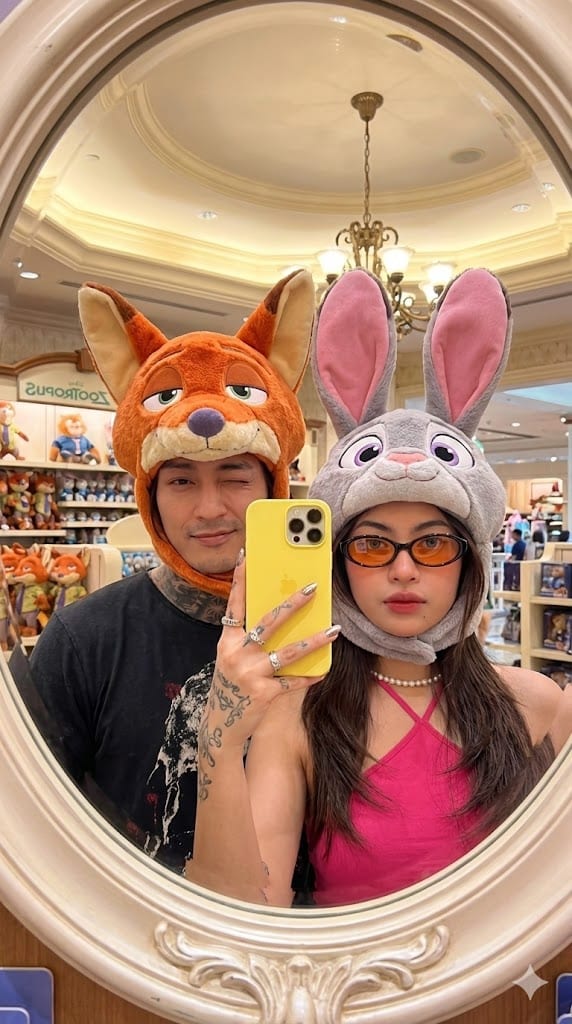 Zootropolis Couple Mirror Selfie Prompt - AI提示詞