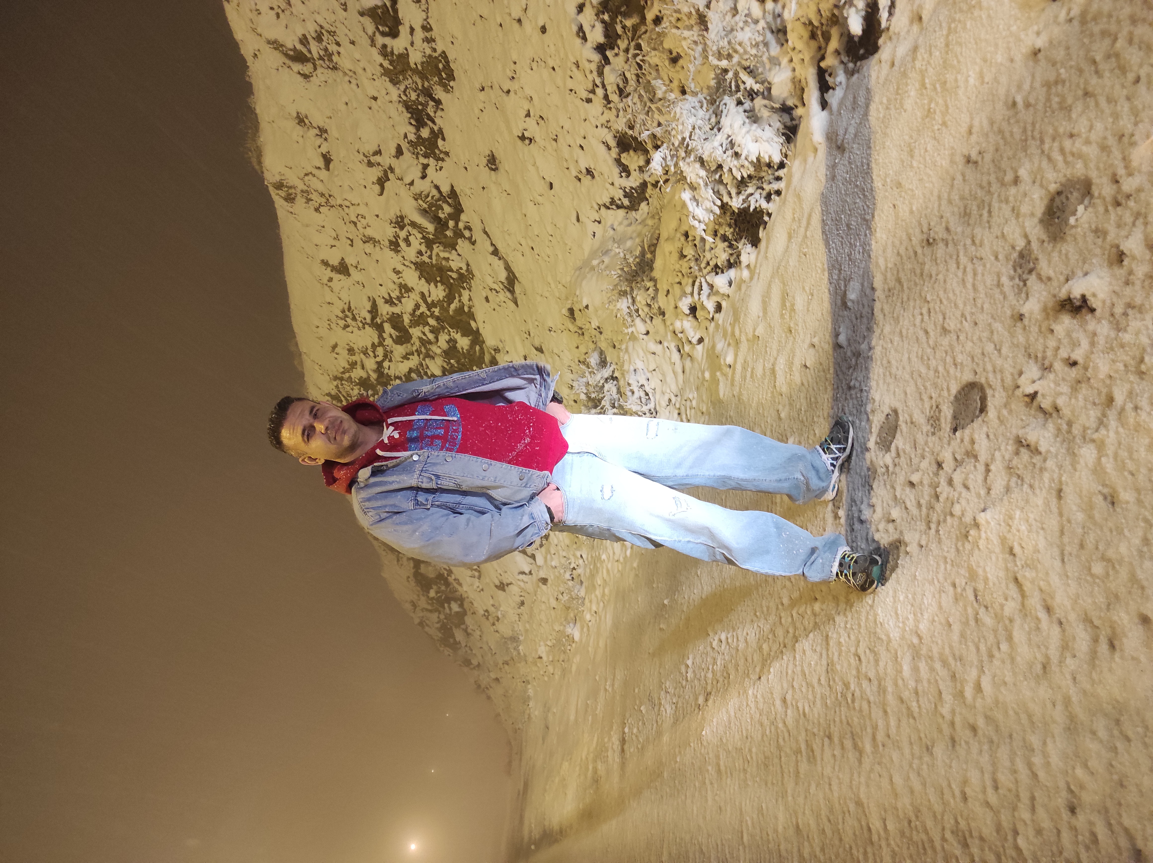{ "meta": { "image_quality": "High", "image_type": "Mixed Media (Photography combined with Digital I KI-Anweisungsbeispiel